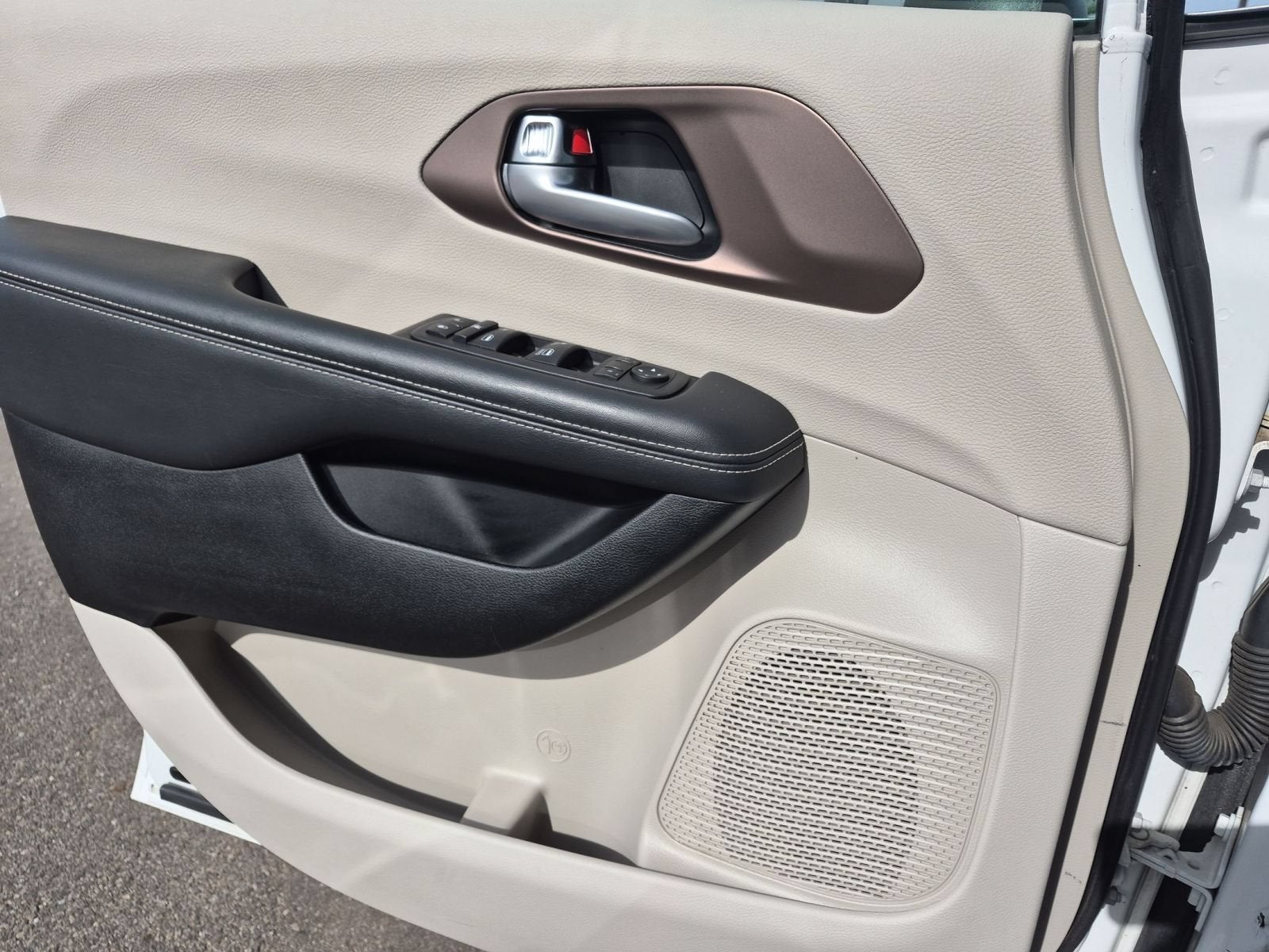 2024 Chrysler Voyager LX
