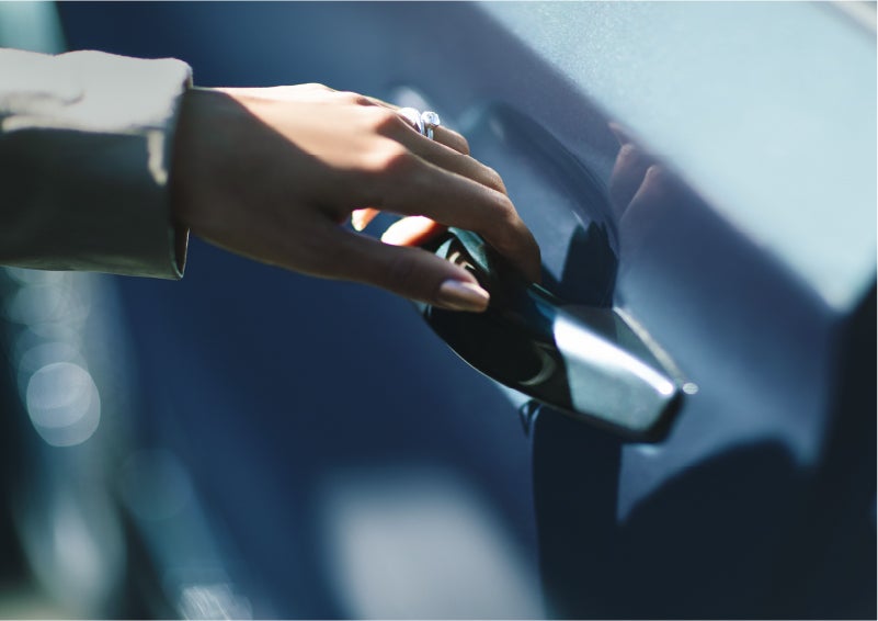 A hand gracefully grips the Light Touch Handle of a 2023 Lincoln Aviator® SUV to demonstrate its ease of use | LaFontaine Lincoln Flushing in Flushing MI