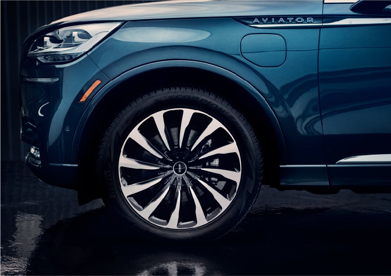 The 2023 Lincoln Aviator® Black Label Grand Touring model with unique 12-spoke wheel | LaFontaine Lincoln Flushing in Flushing MI