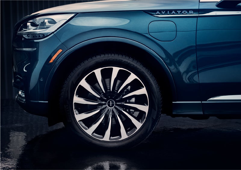 The 2023 Lincoln Aviator® Black Label Grand Touring model with unique 12-spoke wheel | LaFontaine Lincoln Grand Blanc in Flint MI