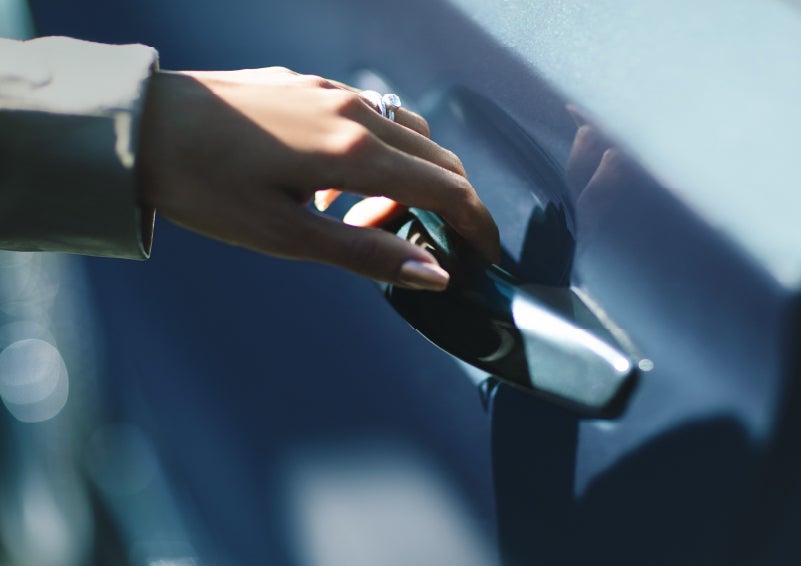A hand gracefully grips the Light Touch Handle of a 2024 Lincoln Aviator® SUV to demonstrate its ease of use | LaFontaine Lincoln Flushing in Flushing MI