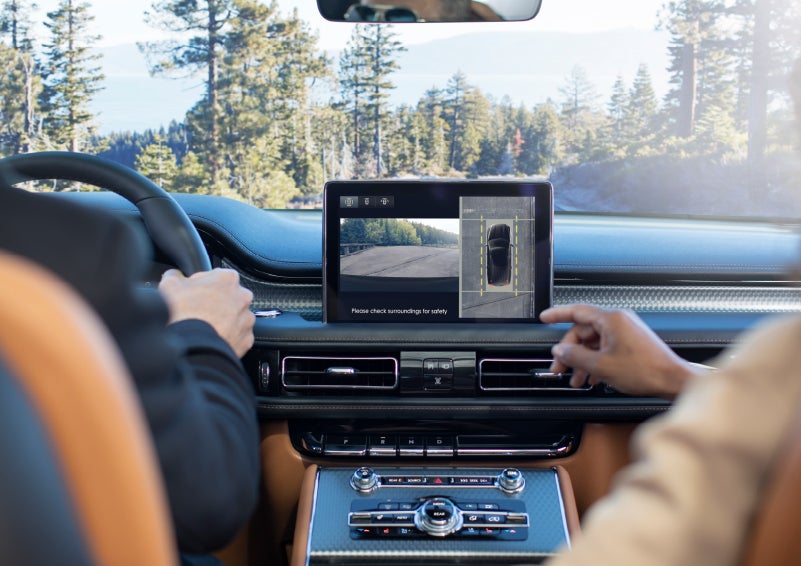 The available 360-Degree Camera shows a bird's-eye view of a Lincoln Aviator® SUV | LaFontaine Lincoln Grand Blanc in Flint MI