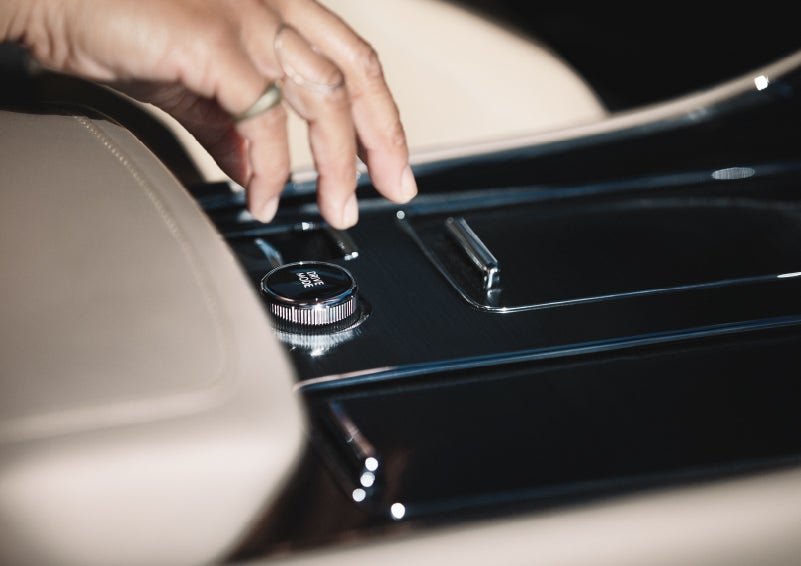 A hand reaching for the Lincoln Drive Modes knob of a 2024 Lincoln Aviator® SUV | LaFontaine Lincoln Grand Blanc in Flint MI