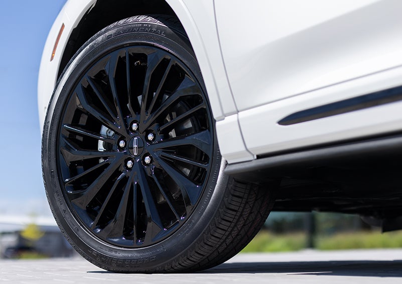 The stylish blacked-out 20-inch wheels from the available Jet Appearance Package are shown. | LaFontaine Lincoln Flushing in Flushing MI
