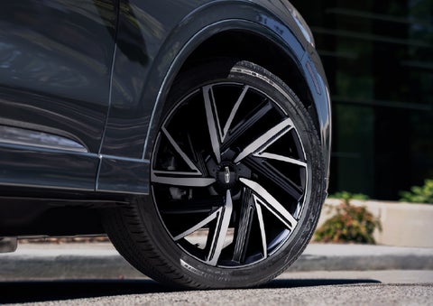 The wheel of the 2026 Lincoln Aviator® SUV is shown slightly angled out | LaFontaine Lincoln Grand Blanc in Flint MI