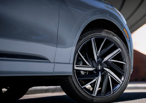 The wheel of the 2027 Lincoln Aviator® Black Label™ SUV is shown slightly angled out. | LaFontaine Lincoln Grand Blanc in Flint MI
