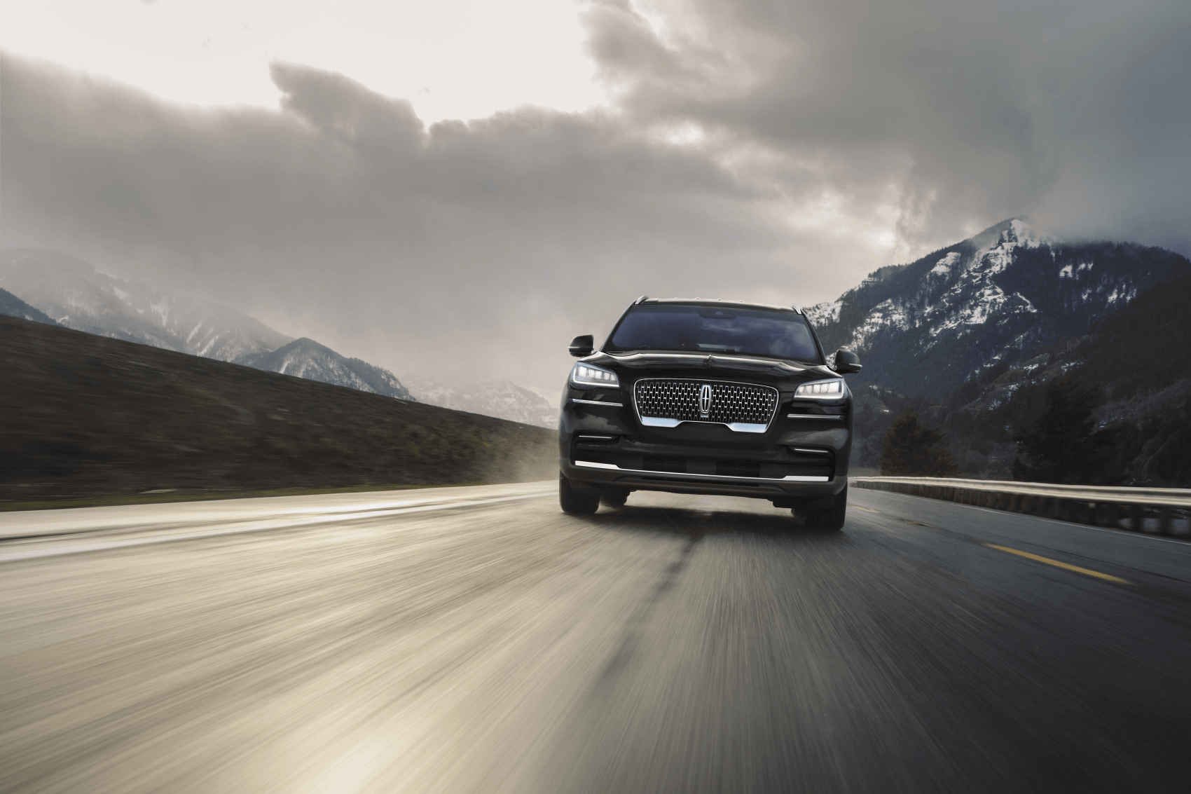 2021 Lincoln Aviator Highway Mountain