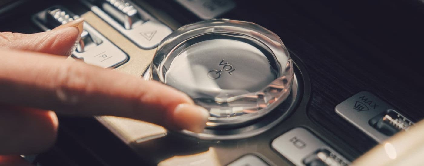 A person using the volume dial in a 2026 Lincoln Nautilus.